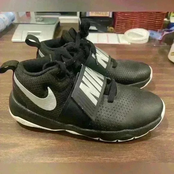 Nike Team Hustle D 8 Youth Size 4.5 Basketball shoes - Picture 6 of 11